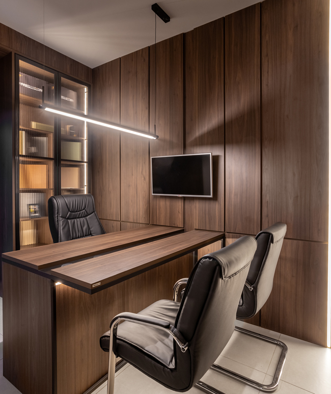 Oficina en casa moderna